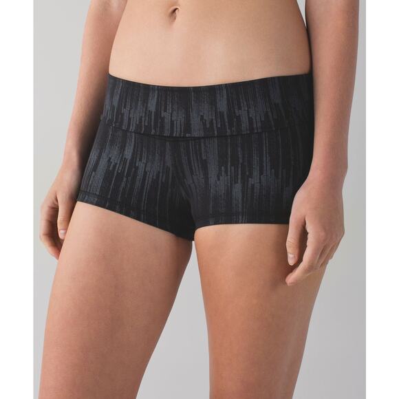 Lululemon Boogie Short Luxtreme Scratch Match Black Multi Size 4 Hot Yoga Gym - Picture 2 of 6